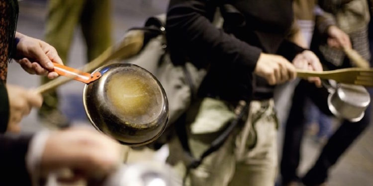 Au Gabon, une « révolution des casseroles » ?