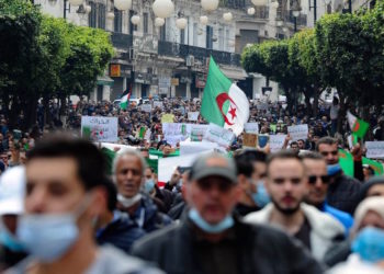 En Algérie, les contestataires du Hirak persistent et signent