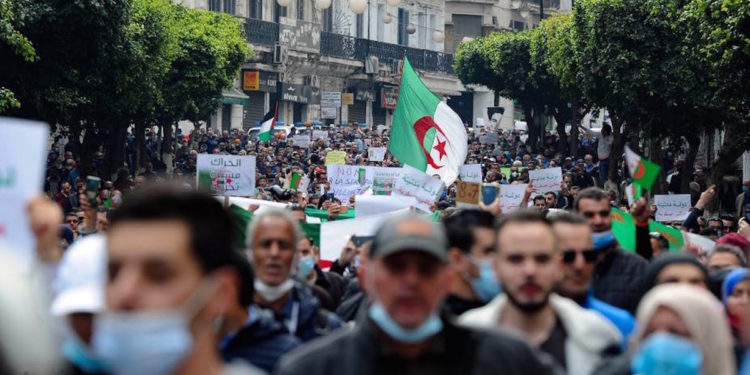 En Algérie, les contestataires du Hirak persistent et signent