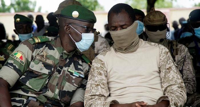 Mali : Goïta au Sommet de la CEDEAO, Macron « menace » de retirer Barkhane