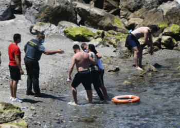 Maroc : pourquoi des mineurs traversent-ils la mer à la nage ?