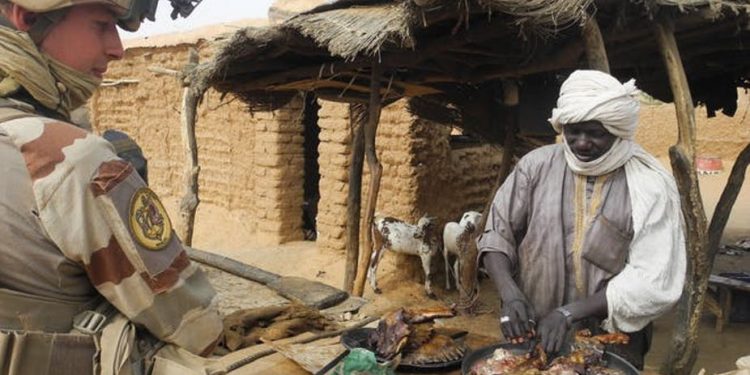 La décision de la France de retirer ses troupes du Sahel appelle à une approche moins militaire