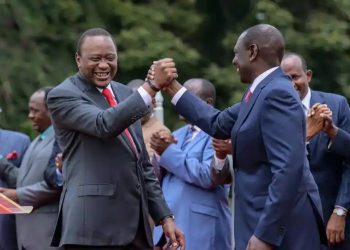 Le président du Kenya, Uhuru Kenyatta (à gauche). Son vice-président William Ruto (à droite).