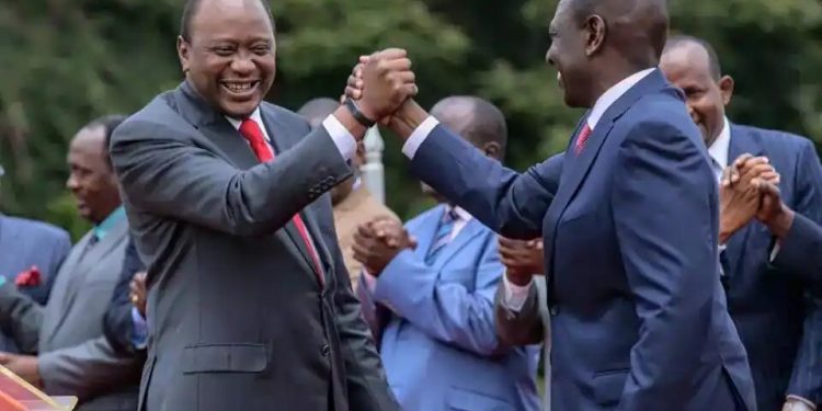Le président du Kenya, Uhuru Kenyatta (à gauche). Son vice-président William Ruto (à droite).
