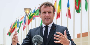 Sommet Afrique-France : Macron et les 40 Burkinabés