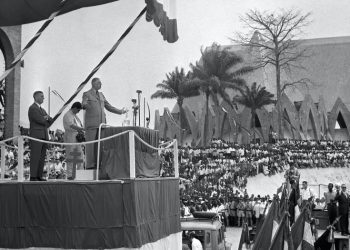 Comment la constitution de la Vᵉ République française a favorisé les dictatures