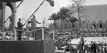 Comment la constitution de la Vᵉ République française a favorisé les dictatures