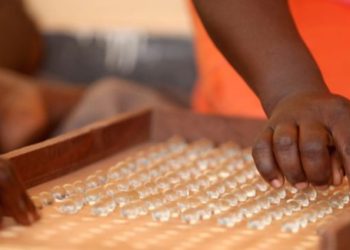 Pourquoi les Gambiens votent-ils avec des billes ?