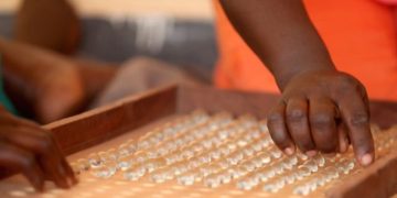 Pourquoi les Gambiens votent-ils avec des billes ?