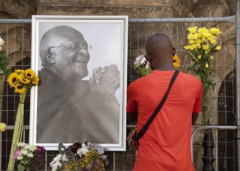 Qui était Desmond Tutu, père de la « nation arc-en-ciel » d’Afrique du Sud ?