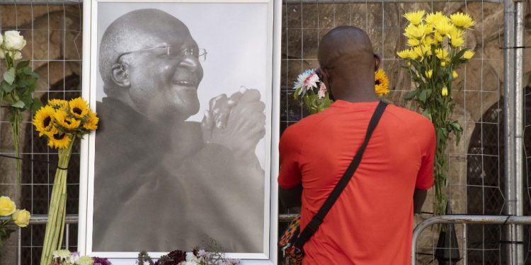 Qui était Desmond Tutu, père de la « nation arc-en-ciel » d’Afrique du Sud ?