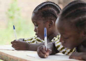 En Côte d’Ivoire, l’enseignement bilingue peut-il favoriser l’alphabétisation ?
