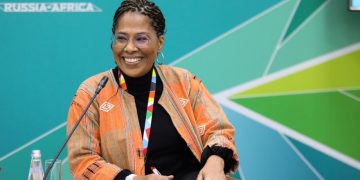 Nathalie Yamb, le caillou dans la chaussure d’Emmanuel Macron