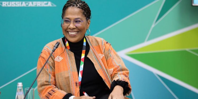 Nathalie Yamb, le caillou dans la chaussure d’Emmanuel Macron