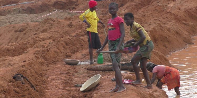 Au Cameroun, le mercure met en péril la santé des orpailleurs