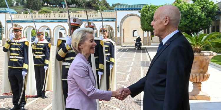 Entre l’Europe et la Tunisie, le chantage aux migrants