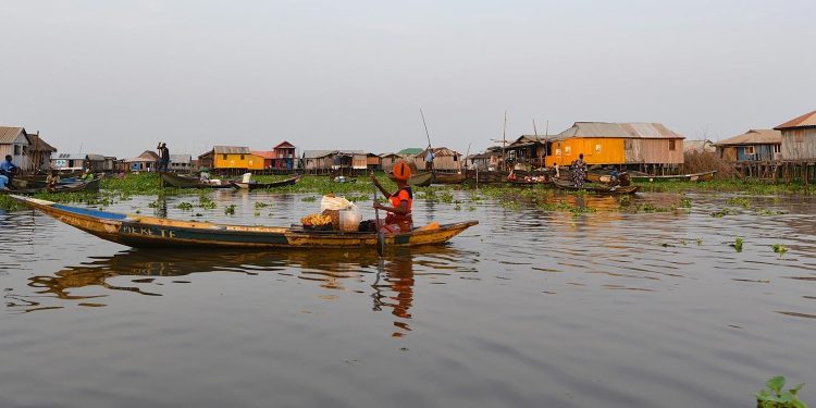 Bénin : pourquoi la cité lacustre de Ganvié perd son authenticité ?