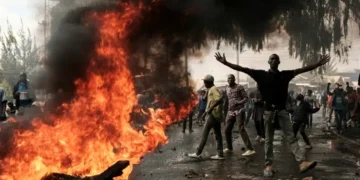 Kenya : des milliers de jeunes manifestent contre les nouveaux projets de taxes proposés par le gouvernement.