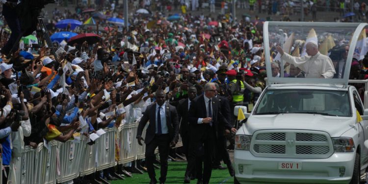 Cameroun: le pape Léon XIV célèbre une messe face à la foule de Douala image principale