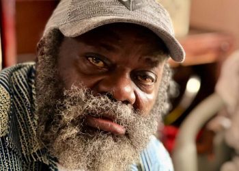 Au Cameroun, un journaliste réputé laisse pousser sa barbe tant que son pays n’a pas de nouveau gouvernement image principale
