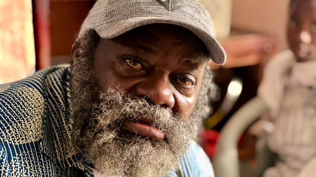 Au Cameroun, un journaliste réputé laisse pousser sa barbe tant que son pays n’a pas de nouveau gouvernement image principale Au Cameroun, un journaliste réputé laisse pousser sa barbe tant que son pays n’a pas de nouveau gouvernement image principale