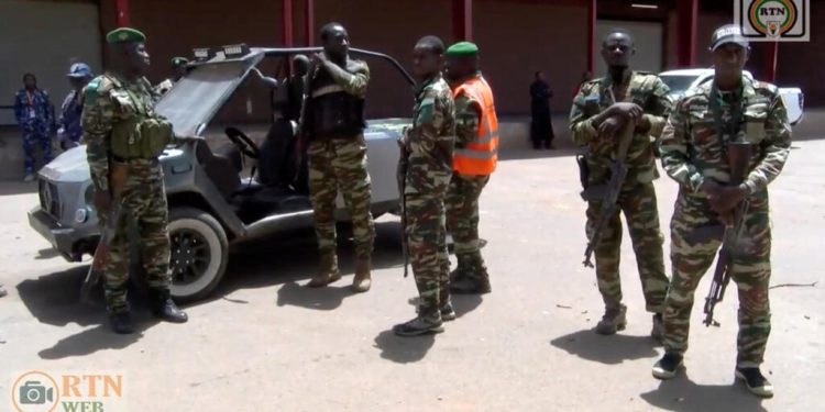 Au Niger, l'armée enterre ses morts après une semaine marquée par plusieurs attaques terroristes image principale