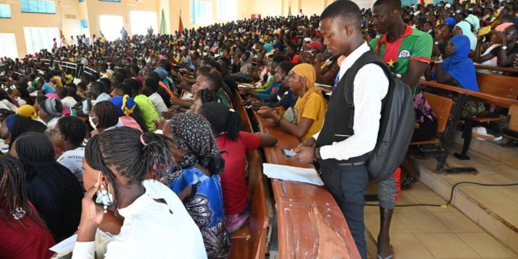 Burkina Faso: la nouvelle législation sur les cursus à l'étranger ne fait pas l'unanimité chez les étudiants image