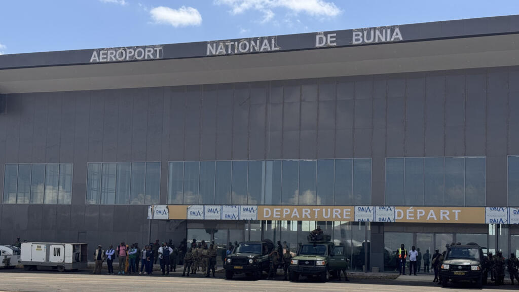 Ebola en RDC: la suspension des vols à l'aéroport de Bunia met à mal le secteur aérien local image principale Ebola en RDC: la suspension des vols à l'aéroport de Bunia met à mal le secteur aérien local image principale