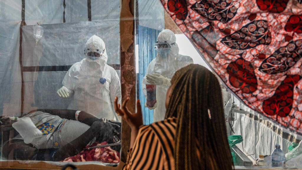 Ebola en RDC: mille cas, un record pour la souche Bundibugyo, la riposte fait face à des défis multiples image principale Ebola en RDC: mille cas, un record pour la souche Bundibugyo, la riposte fait face à des défis multiples image principale