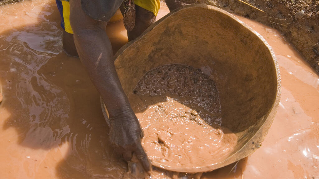 La Guinée interdit l'exportation de l'or brut produit dans les mines du pays image principale La Guinée interdit l'exportation de l'or brut produit dans les mines du pays image principale