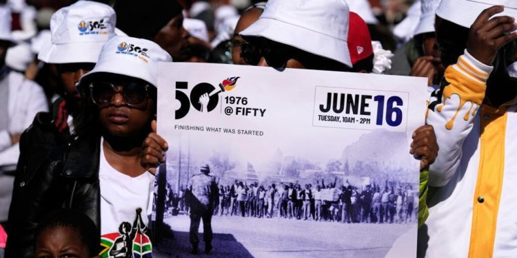 Marche pour le 50e anniversaire du soulèvement de Soweto: le passage de flambeau entre générations image principale