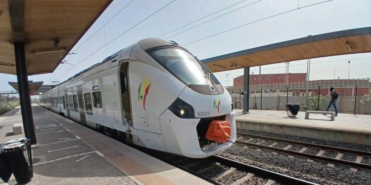 Sénégal: la visite très politique du président Bassirou Diomaye Faye sur le nouveau tronçon du TER de Dakar image principale