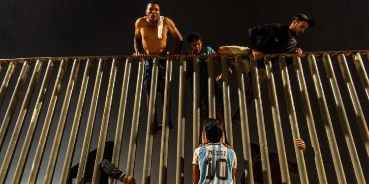 À Ceuta, un afflux de migrants sans précédent provoque l'affolement et un début de crise diplomatique image principale