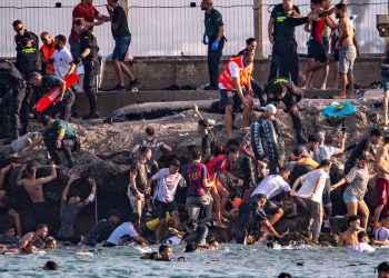 À la Une: à Ceuta, les autorités espagnoles dépassées par l'afflux de migrants en provenance du Maroc image principale