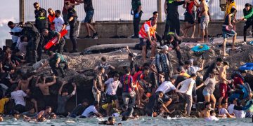 À la Une: à Ceuta, les autorités espagnoles dépassées par l'afflux de migrants en provenance du Maroc image principale