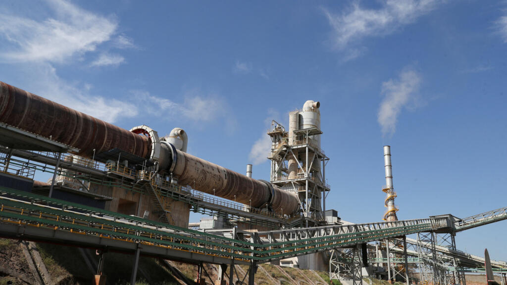 Au Zimbabwe, la première usine de transformation du lithium conforte la stratégie minière d’Harare image principale Au Zimbabwe, la première usine de transformation du lithium conforte la stratégie minière d’Harare image principale