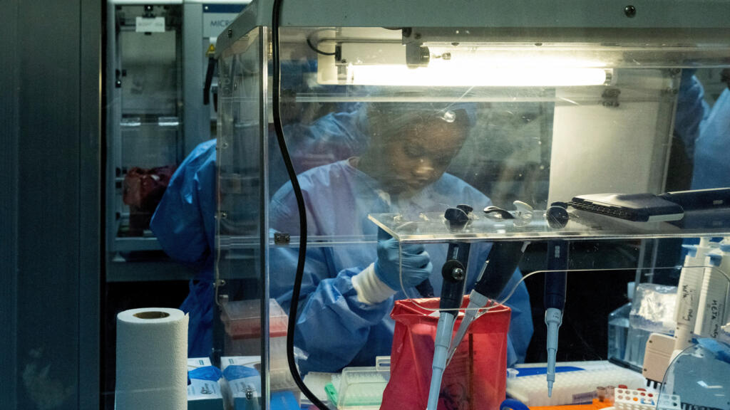 Ebola en RDC: démarrage d'un essai clinique d'un potentiel traitement contre la souche Bundibugyo image principale Ebola en RDC: démarrage d'un essai clinique d'un potentiel traitement contre la souche Bundibugyo image principale