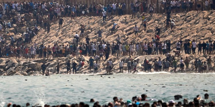 Espagne: à Ceuta, les autorités débordées par l'afflux de migrants image principale