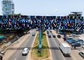 Ghana: détourner les panneaux publicitaires pour rendre visibles les ravages de la fast fashion en Afrique image principale