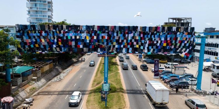 Ghana: détourner les panneaux publicitaires pour rendre visibles les ravages de la fast fashion en Afrique image principale