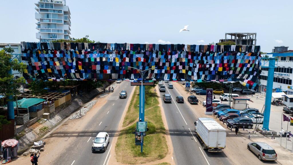 Ghana: détourner les panneaux publicitaires pour rendre visibles les ravages de la fast fashion en Afrique image principale Ghana: détourner les panneaux publicitaires pour rendre visibles les ravages de la fast fashion en Afrique image principale