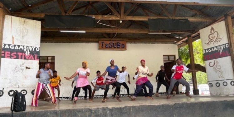 Tanzanie: des écoles enseignent des chansons et danses locales pour protéger les petites communautés image principale