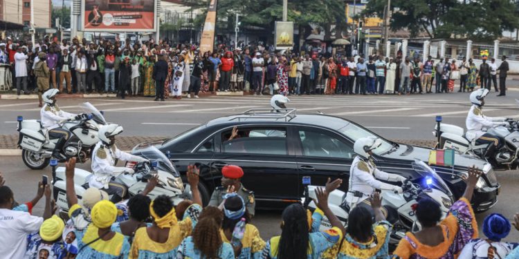 À la Une: le retour de Paul Biya au Cameroun, après plus de deux mois d'absence image principale