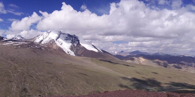 Alpinisme: à 15 ans, le Marocain Youssef Tazi rêve de l'Everest après avoir gravi le sommet Kang Yatse II image principa