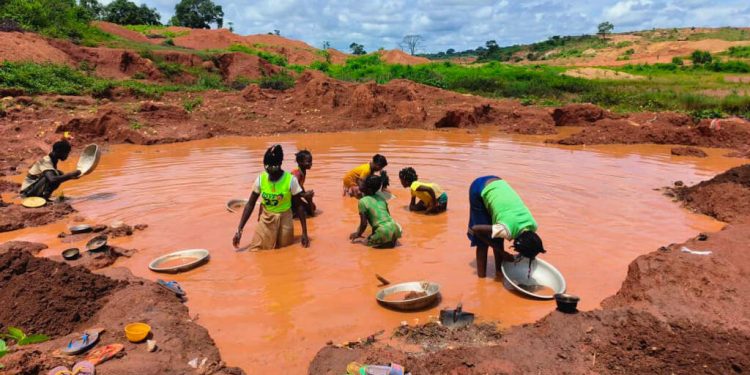 Centrafrique-Cameroun: après l’éboulement de Zamboï, les oppositions critiquent l’encadrement des mines d’or image principale