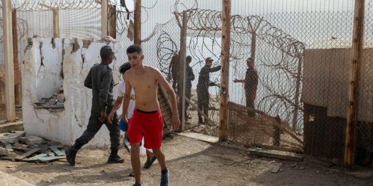Ceuta: les migrants quittent l'enclave et racontent le déchaînement de violence des derniers jours image principale