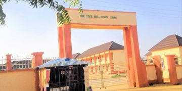 Nigeria: des jihadistes assiègent une ville du nord-est, l'armée ordonne un couvre-feu image principale