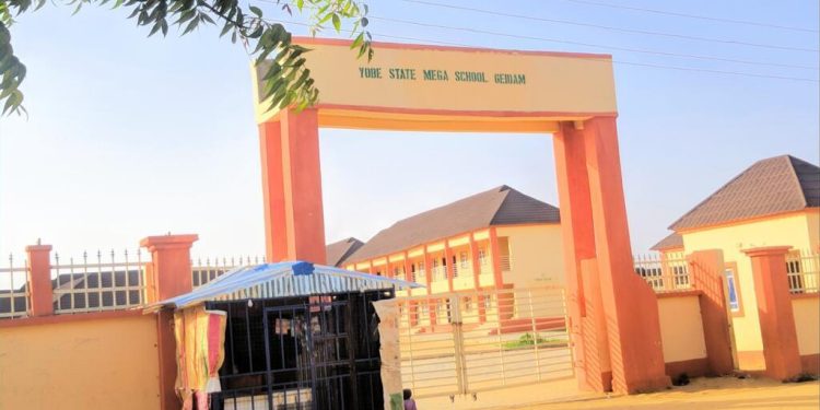 Nigeria: des jihadistes assiègent une ville du nord-est, l'armée ordonne un couvre-feu image principale