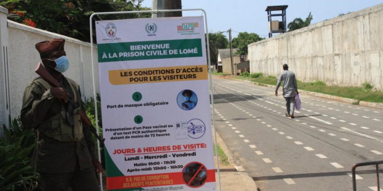 Au Togo, les journalistes français et leur fixeur, incarcérés fin juillet, libérés provisoirement image principale
