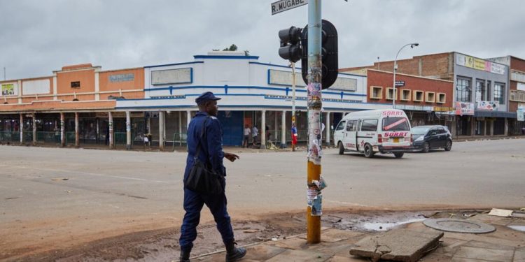 Zimbabwe: la belle-fille du président inculpée pour blanchiment d'argent et trafic de drogue reste en détention image pr